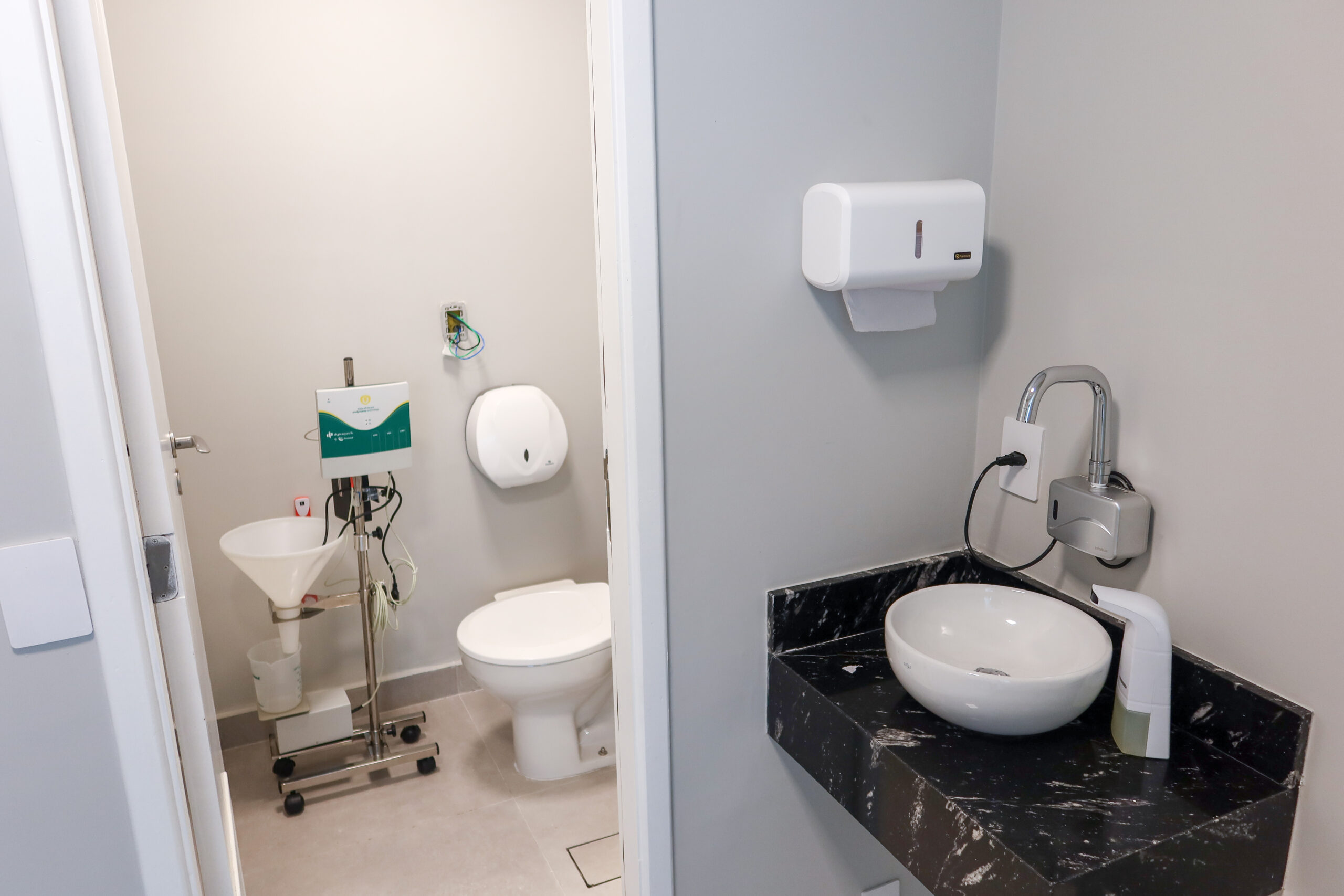 Urofluxômetro em sala privativa da Clínica de Urologia Climup